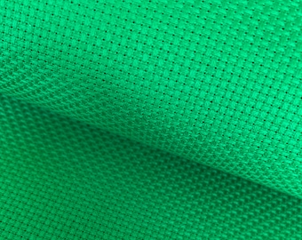 Op de afbeelding: Close-up van een felgroene stof met een geweven textuur. De stof heeft een glad, egaal oppervlak en een licht getextureerde uitstraling.