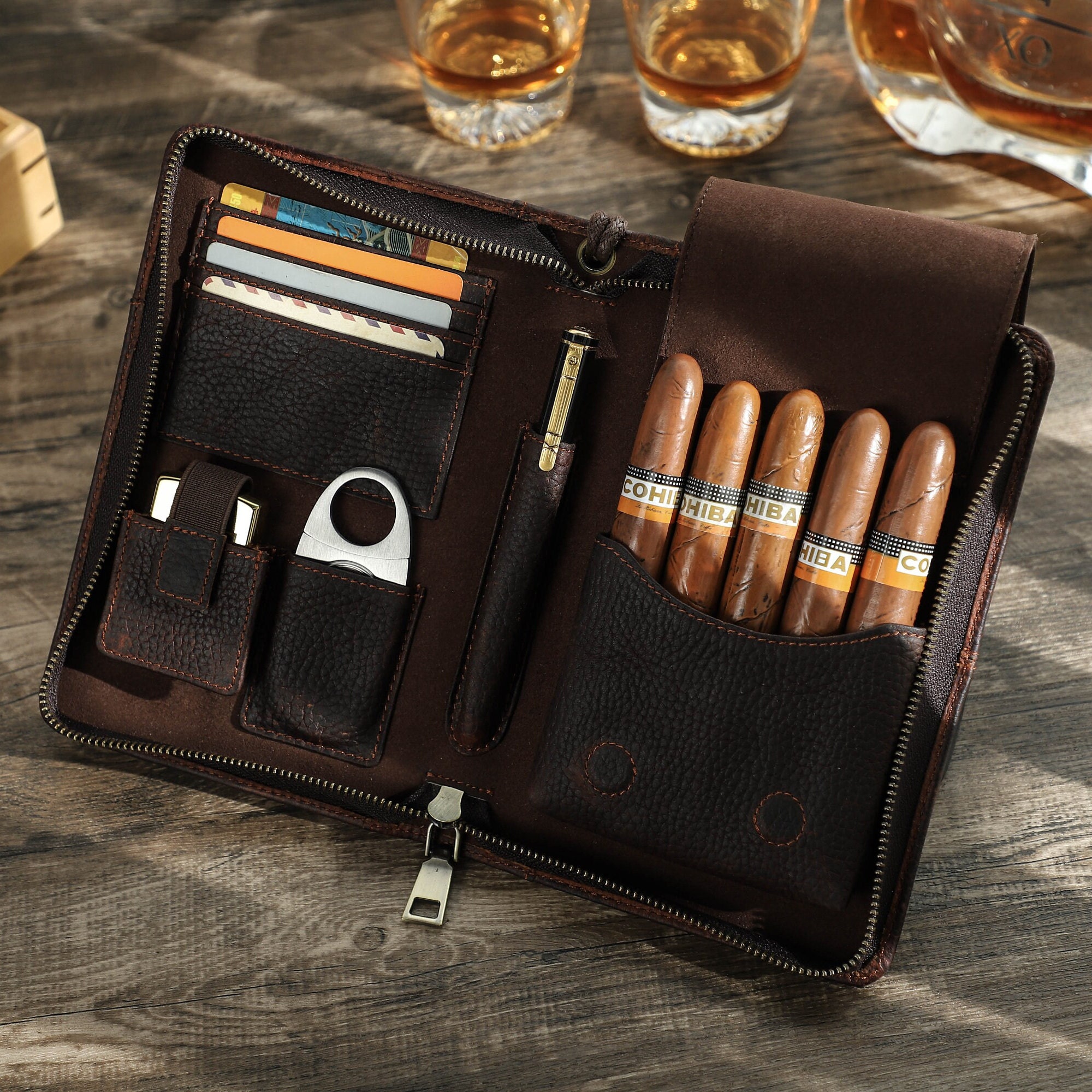Humidor de viaje de 4 puros, juego clásico de funda de cigarros de cuero  con humidificador de puros, cortador y encendedor (marrón oscuro)