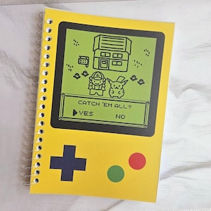 Gelbes Pika Spielkonsole wiederverwendbares Stickerbuch, Aufklebersammlung Sticker Album, Geschenk für Gamer Freund, Retro Pkmn First Gen