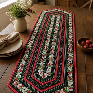 Peut inclure: Un chemin de table hexagonal allongé orné d'un motif répétitif de fraises rouges, de fleurs blanches et de feuilles vertes sur fond noir. Le chemin est bordé de fines rayures rouges et vertes et d'une bordure à pois rouges.