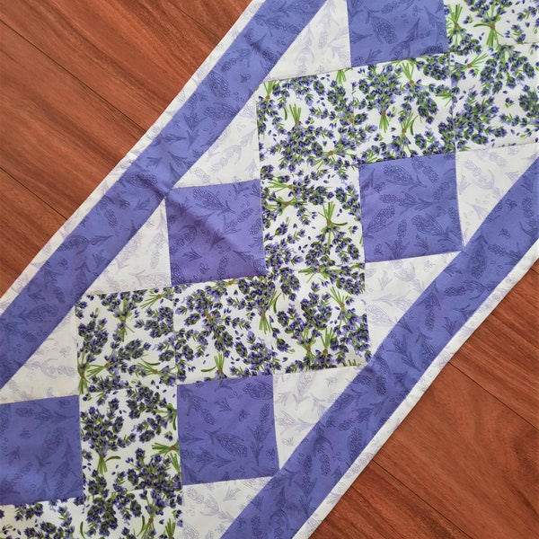 Tischläufer | Tischläufer Lavendel & Modern | Handgefertigt Tischband | Patchwork Tischläufer, Unikat, Lila