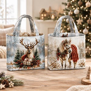 Könnte beinhalten: Zwei Stofftaschen mit winterlichen Weihnachtsmotiven. Die linke Tasche zeigt einen Hirsch in einem verschneiten Wald mit einem Geschenk und Tannenzapfen. Die rechte Tasche zeigt ein weißes Pferd mit einer rot karierten Decke und einem Kranz.