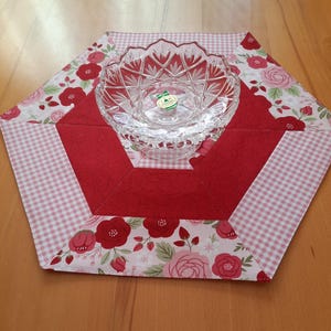Sexkantig lapptäcksduk "Rosedröm", 46 cm diameter, egen tillverkning
