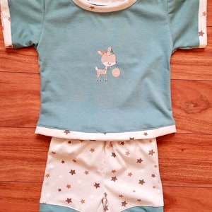 Niedlicher Kinderschlafanzug, Shorty, Spielanzug, aus Baumwoll-Jersey mit Elasthan, mit Reh-Applikation, Größe 86, mintgrün/beige Bild 1