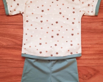 Niedlicher Kinderschlafanzug, Shorty, Spielanzug, aus Baumwoll-Jersey mit Elasthan, mit Sternen Motiven, Größe 110, beige/mintgrün