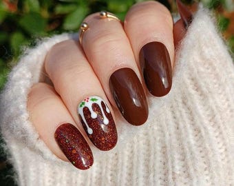 Hand-Painted Christmas Pudding Press On Nails: Festive Holiday False Nails with glitter