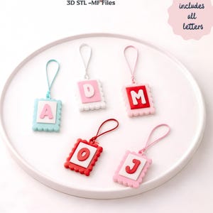 Pode incluir: Uma placa de madeira rústica com o texto "Welcome to our home" em letras brancas. A placa apresenta um acabamento desgastado e um design simples e convidativo, ideal para a decoração da porta da frente.