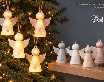 Może przedstawiać: Skandynawskie ozdoby aniołki pliki STL 3D, dekoracyjne i kompatybilne z podgrzewaczami LED, dwie wersje. Cztery ozdoby wiszą na choince, cztery stoją na półce. Wzory z gwiazdkami, płatkami śniegu, dzwonkami i sercami w kolorze białym, szarym i różowym.