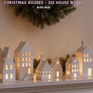 Puede incluir: Seis modelos de casas de cerámica blanca con ventanas y puertas recortadas, iluminadas desde el interior. El texto CHRISTMAS HOUSES - SIX HOUSE MODEL 3D STL FILES es visible en la parte superior. Estas estructuras tienen diseños variados.