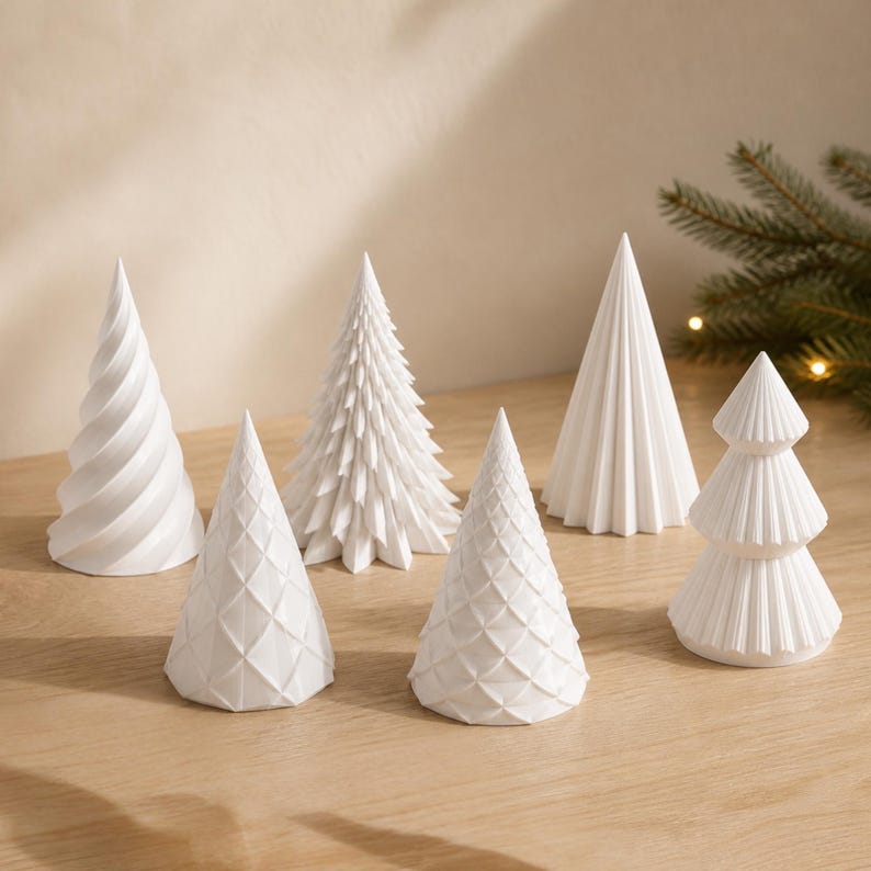 Puede incluir: Una colecci&oacute;n de seis adornos decorativos blancos en forma de cono, cada uno con una textura distinta que incluye patrones en espiral, de diamante, plisados y en capas. Estos objetos esculturales est&aacute;n dispuestos en grupo.