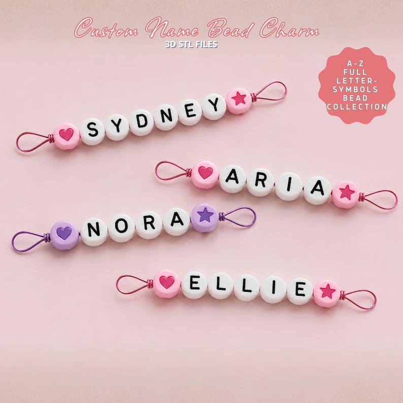Puede incluir: Abalorios de nombre personalizados que deletrean "SYDNEY", "ARIA", "NORA" y "ELLIE". Cada abalorio presenta cuentas de letras blancas, cuentas de extremo de coraz&oacute;n o estrella y un lazo. El fondo es de color rosa suave.