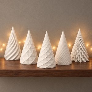 Puede incluir: Un conjunto de cinco objetos decorativos blancos en forma de cono con texturas superficiales distintas, incluyendo patrones de espiral, diamante, escama, rejilla y agujas superpuestas, dispuestos en fila sobre una superficie de madera con luces c&aacute;lidas.