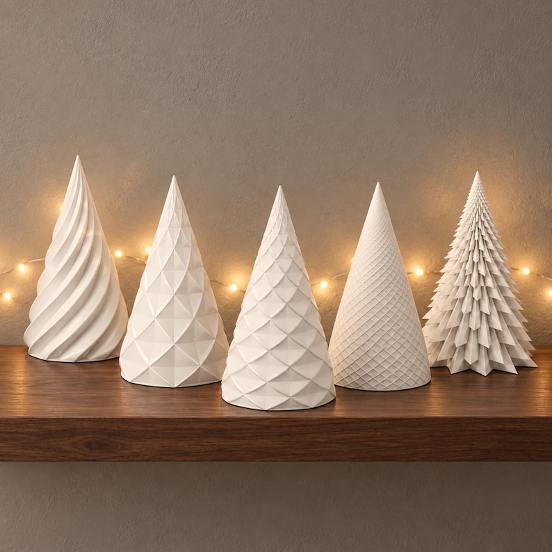 Puede incluir: Un conjunto de cinco objetos decorativos blancos en forma de cono con texturas superficiales distintas, incluyendo patrones de espiral, diamante, escama, rejilla y agujas superpuestas, dispuestos en fila sobre una superficie de madera con luces c&aacute;lidas.
