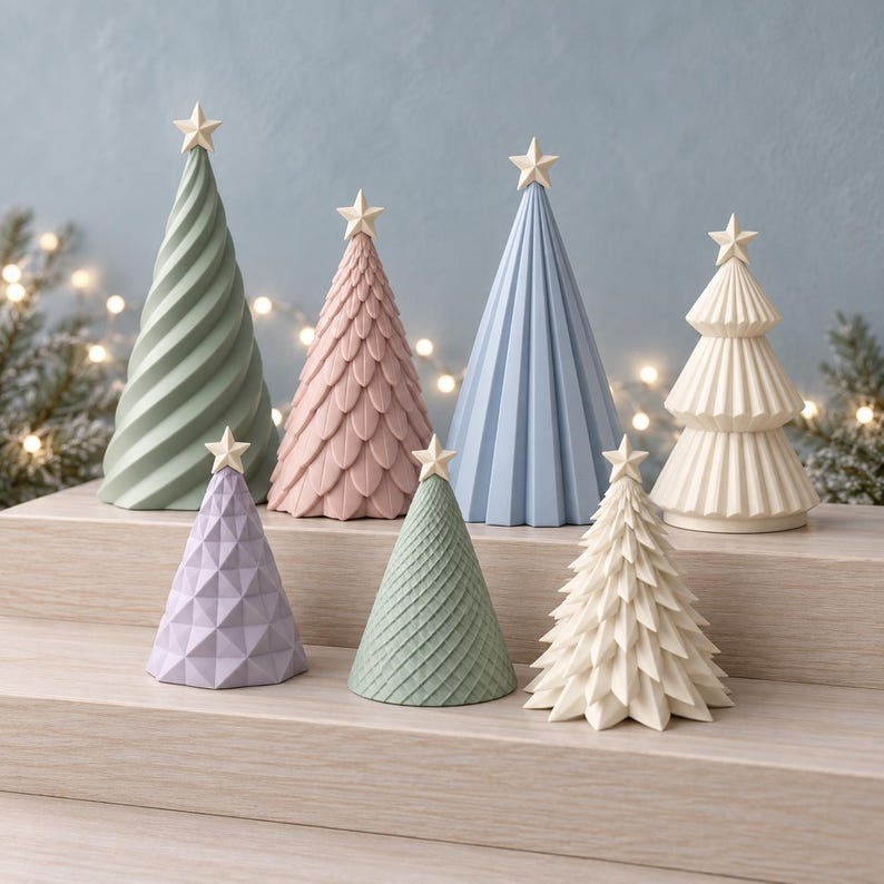 Puede incluir: Una colecci&oacute;n de siete &aacute;rboles decorativos en forma de cono en varios colores pastel, incluyendo verde salvia, rosa empolvado, azul claro, crema y lavanda. Cada &aacute;rbol presenta una textura geom&eacute;trica &uacute;nica y est&aacute; rematado con una peque&ntilde;a estrella blanca.