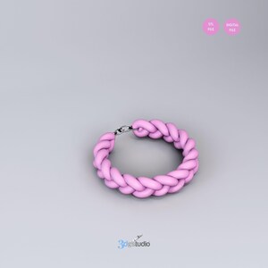 Op de afbeelding: Een roze gevlochten armband met een zilveren sluiting. STL-bestand.