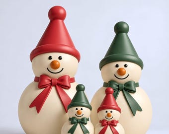 Puede incluir: Cuatro figuras de muñecos de nieve etiquetadas como CHRISTMAS SNOWMAN FAMILY 3D STL-MF FILES. Dos grandes y dos pequeños tienen cuerpos color crema, narices naranjas, ojos negros y sonrisas. Llevan sombreros y lazos rojos o verdes a juego.
