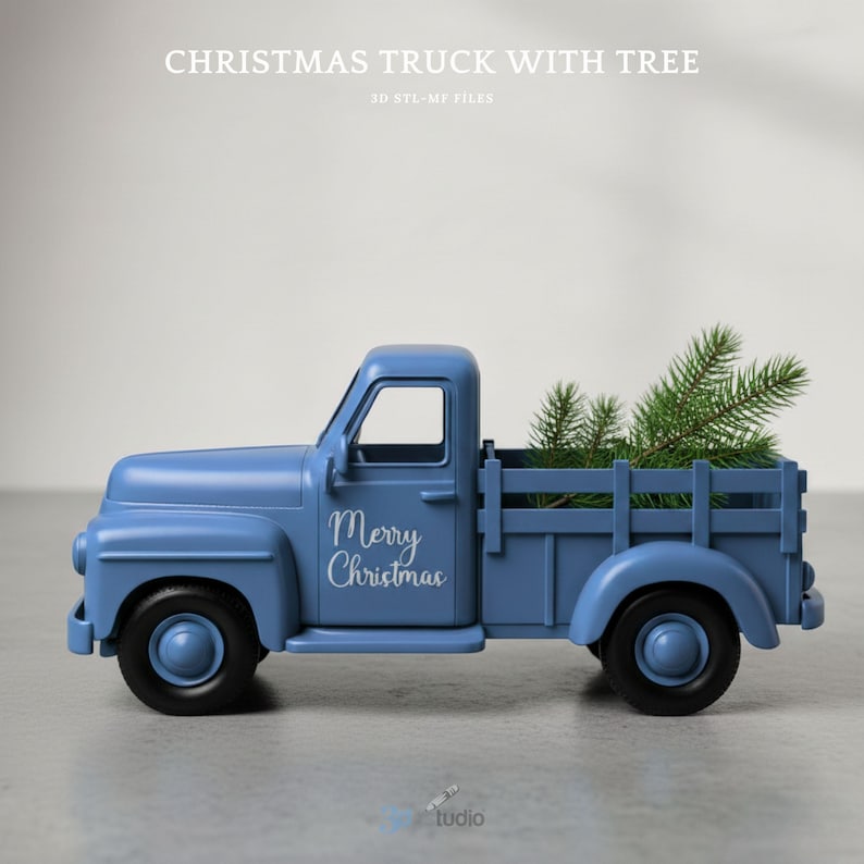 Op de afbeelding: Een matblauwe speelgoedtruck met zwarte wielen en een laadbak met groene dennentakken. Op de zijkant van de truck staat de witte tekst Merry Christmas in script. Boven de truck staat de tekst CHRISTMAS TRUCK WITH TREE 3D STL-MF FILES.