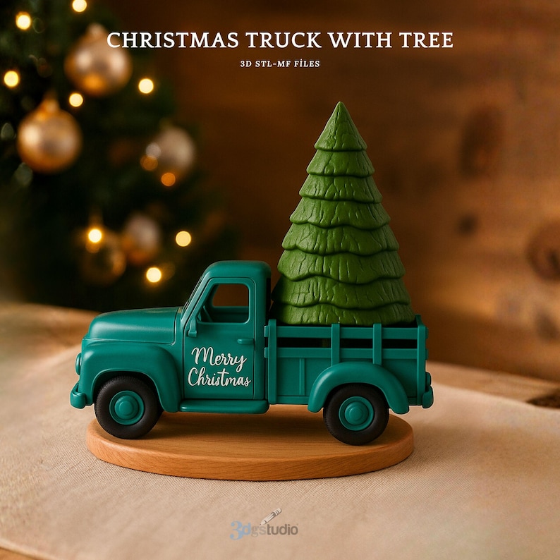 Op de afbeelding: Een blauwgroene speelgoedtruck met een groene kerstboom in de laadbak, voorzien van de tekst Merry Christmas op de deur. De truck staat op een ronde houten voet. De afbeelding bevat de tekst CHRISTMAS TRUCK WITH TREE 3D STL-MF FILES.