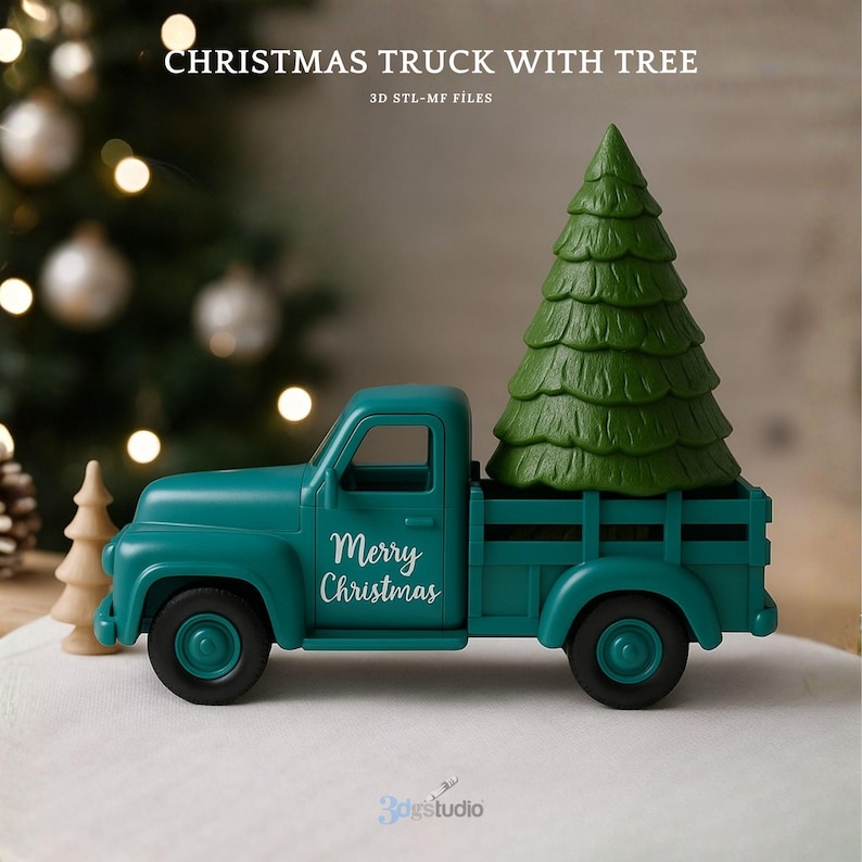 Op de afbeelding: Een blauwgroene speelgoedtruck met een groene kerstboom in de laadbak. Op de zijkant van de truck staat de witte tekst Merry Christmas. Bovenaan de afbeelding staat de tekst CHRISTMAS TRUCK WITH TREE en 3D STL-MF FILES.