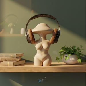 Pode incluir: Uma escultura bege em forma de cogumelo com forma feminina, usando fones de ouvido marrons e pretos. A escultura está em uma prateleira de madeira com livros e uma planta em vaso. O fundo é verde suave.