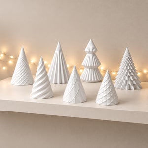 Puede incluir: Un conjunto de siete esculturas c&oacute;nicas blancas con forma de &aacute;rbol, cada una con una textura geom&eacute;trica distinta que incluye estr&iacute;as, espirales, entramados y niveles superpuestos, dispuestas sobre una superficie plana con luz c&aacute;lida.