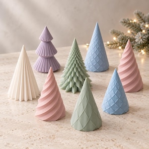 Puede incluir: Una colecci&oacute;n de ocho velas decorativas en forma de cono en varios colores pastel, incluyendo blanco, lavanda, verde salvia, azul claro y rosa suave. Cada vela presenta una textura geom&eacute;trica distinta, como pliegues verticales, patrones de diamante o crestas en espiral.