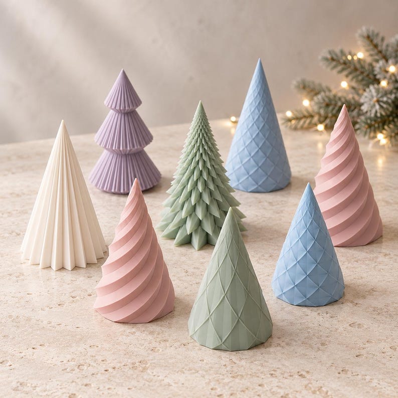 Puede incluir: Una colecci&oacute;n de ocho velas decorativas en forma de cono en varios colores pastel, incluyendo blanco, lavanda, verde salvia, azul claro y rosa suave. Cada vela presenta una textura geom&eacute;trica distinta, como pliegues verticales, patrones de diamante o crestas en espiral.