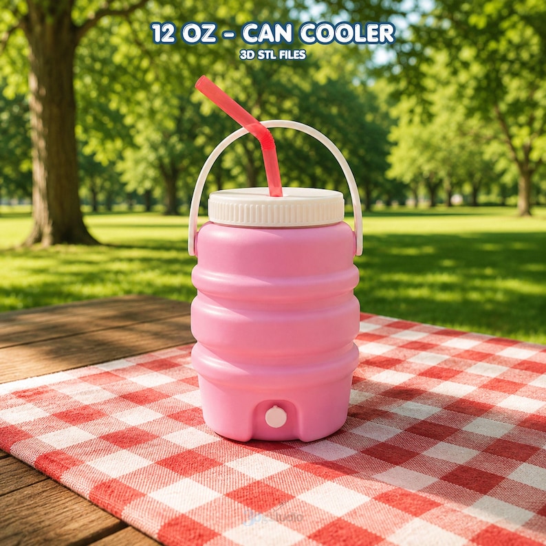 Op de afbeelding: Een roze blikkoeler met een witte deksel, handvat en een rood rietje. De koeler is ontworpen voor 355 ml. Hij staat op een rood-wit geruite picknickdeken. De tekst "12 OZ - CAN COOLER" en "3D STL FILES" staat bovenaan.