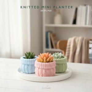 Pode incluir: Três pequenos mini-vasos de malha em cores pastel: azul claro, rosa e verde. Cada vaso contém uma planta suculenta. Os vasos estão em uma bandeja branca. O texto "KNITTED MINI PLANTER" e "3D STL FILE" está no topo.