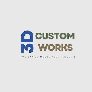 Könnte beinhalten: Ein Logo für ein 3D-Modellierungsgeschäft namens "Custom 3D Works". Das Logo zeigt eine blaue 3D mit einem Schlüsselloch in der Mitte und die Wörter "Custom" in Grün und "Works" in Braun. Der Slogan "We can 3D model your requests" befindet sich unter dem Logo.