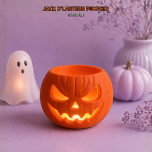 Puede incluir: Una calabaza jack-o'-lantern naranja con una cara tallada e iluminada. El texto "JACK O'LANTERN PUMPKIN" y "3D STL FILE" aparece en la parte superior. La calabaza tiene una superficie texturizada y un centro hueco, iluminado desde dentro.