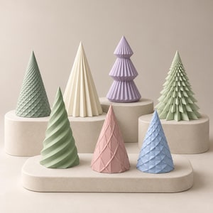 Puede incluir: Una colecci&oacute;n de siete adornos decorativos en forma de cono en varios colores pastel, incluyendo verde salvia, crema, lavanda, verde claro, rosa empolvado y azul b&iacute;garo, cada uno con texturas y patrones geom&eacute;tricos distintos.