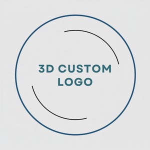 Może przedstawiać: Okrągły projekt graficzny z ciemnoniebieskim obrysem i dwiema cienkimi, czarnymi, zakrzywionymi liniami. Tekst 3D CUSTOM LOGO jest wyśrodkowany ciemnoturkusowymi wielkimi literami na jasnoszarym tle, tworząc czysty i profesjonalny wygląd.