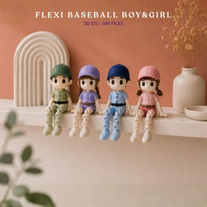 Puede incluir: Cuatro figuras flexibles de béisbol, cada una con gorra y atuendo a juego en verde, morado, azul y rosa. Las figuras están sentadas con piernas articuladas. El texto "FLEXI BASEBALL BOY&GIRL" y "3D STL - MF FILES" están en la parte superior.