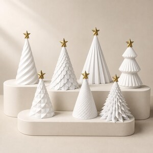 Puede incluir: Una colecci&oacute;n de siete adornos navide&ntilde;os en forma de cono blanco, cada uno rematado con una peque&ntilde;a estrella dorada. Los &aacute;rboles presentan diversas texturas, incluyendo patrones en espiral, de hojas, plisados, geom&eacute;tricos y en capas.