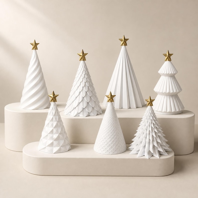 Puede incluir: Una colecci&oacute;n de siete adornos navide&ntilde;os en forma de cono blanco, cada uno rematado con una peque&ntilde;a estrella dorada. Los &aacute;rboles presentan diversas texturas, incluyendo patrones en espiral, de hojas, plisados, geom&eacute;tricos y en capas.