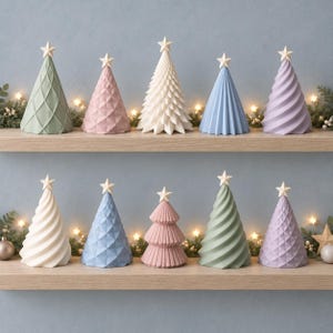 Puede incluir: Una colecci&oacute;n de diez adornos navide&ntilde;os en forma de cono en colores pastel, incluyendo verde salvia, rosa empolvado, blanco, azul claro y lavanda. Cada &aacute;rbol presenta un patr&oacute;n geom&eacute;trico o texturizado &uacute;nico y est&aacute; rematado con una peque&ntilde;a estrella blanca.