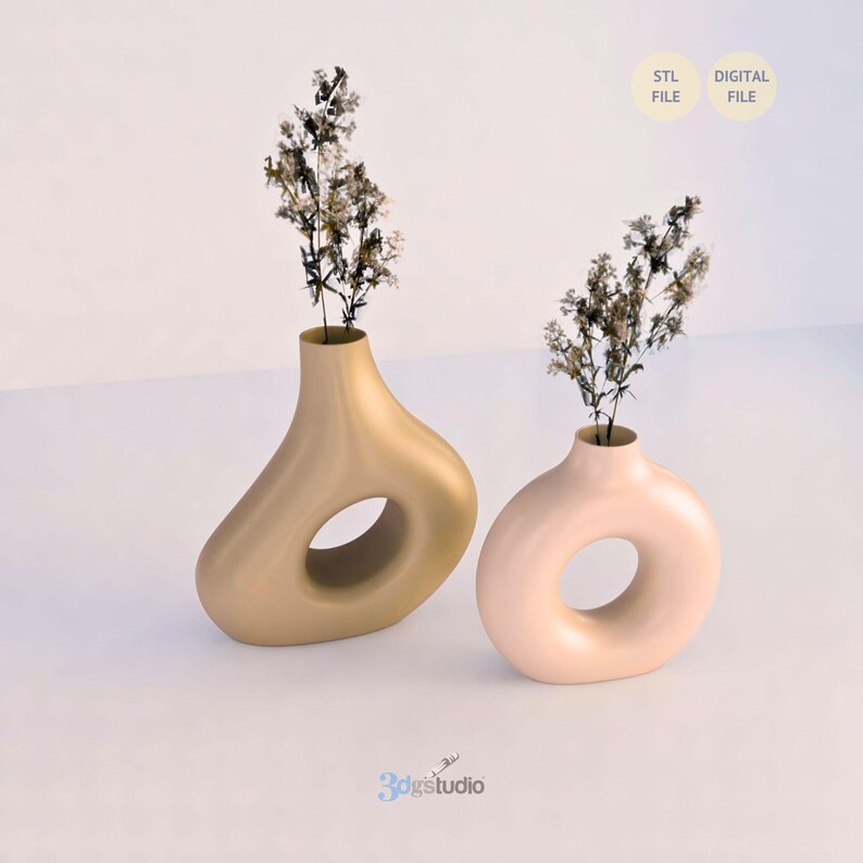 K&ouml;nnte beinhalten: Zwei Keramikvasen, eine beige und eine rosa, jeweils mit einer gro&szlig;en kreisf&ouml;rmigen &Ouml;ffnung. Die Vasen enthalten getrocknete Blumengestecke. Der Text "STL FILE" und "DIGITAL FILE" ist enthalten.