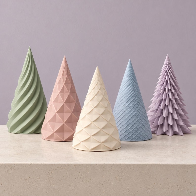 Puede incluir: Cinco objetos decorativos en forma de cono dispuestos en fila. El primero es verde salvia con un patr&oacute;n en espiral, el segundo es rosa empolvado con un dise&ntilde;o geom&eacute;trico triangular, el tercero es crema con un patr&oacute;n de diamantes, el cuarto es azul con una textura de rejilla y el quinto es lavanda con una textura en capas puntiagudas.