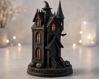 Pode incluir: Um modelo de casa assombrada preta com janelas iluminadas, uma silhueta de morcego e três abóboras na base. A plataforma circular apresenta o texto HAPPY HALLOWEN. O topo da imagem exibe o texto HAUNTED HOUSE 3D STL FILES.