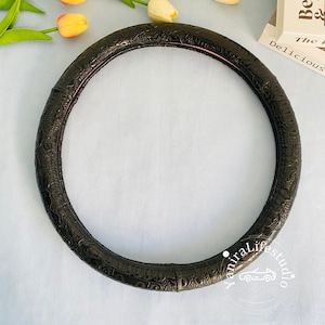 Coprivolante classico in pelle nera, coprivolante antiscivolo minimalista per donne e uomini, coprimanubrio con testo personalizzato, accessorio per auto