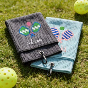 モノグラム入りピックルボールタオル、刺繍入りネームタオル、ワークアウトタオル、トレーニングタオル、レディースジムタオル、ピックルボールプレーヤーへのギフト