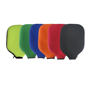 Op de afbeelding: Een verzameling van zes kleurrijke neopreen paddle covers in limoengroen, bosgroen, blauw, oranje, rood en zwart. Elke cover heeft een ritssluiting aan de onderkant en is ontworpen om paddles te beschermen.