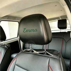 パーソナライズされた車のヘッドレストカバー、刺繍入りモノグラムヘッドレストプロテクター、レザー製車の装飾、車内アクセサリー、新車へのギフト