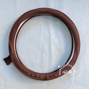 Coprivolante in pelle di vitello italiana goffrata, coprivolante in pelle resistente all'usura per uomo, coprimanubrio per auto in pelle con testo personalizzato