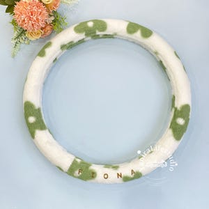 Leuke, gezellige groene witte bloem pluizige stuurhoes voor vrouwen, aangepaste tekst antislip stuurhoes, warme pluche stuurhoes