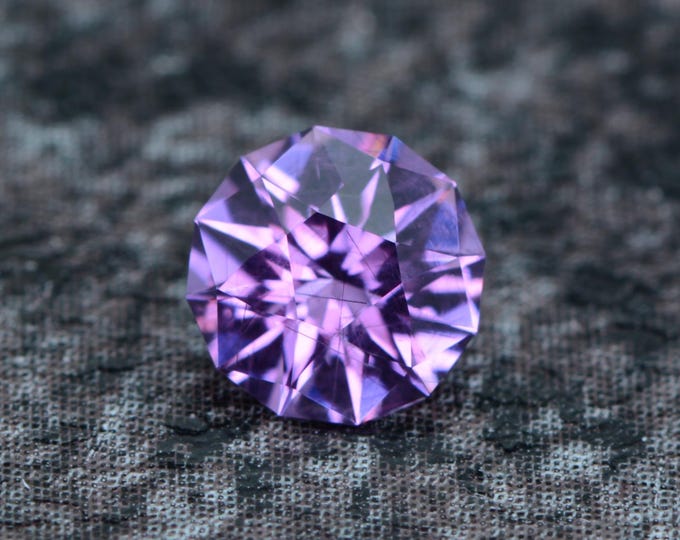 Pastel Pyrope Garnet 0.55 carat pink violet from Tanzania - untreated faceted, precision cut in Germany