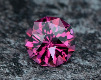 Umbalite Garnet 2.76 carats pink from Tanzania untreated faceted, precision cut from Germany