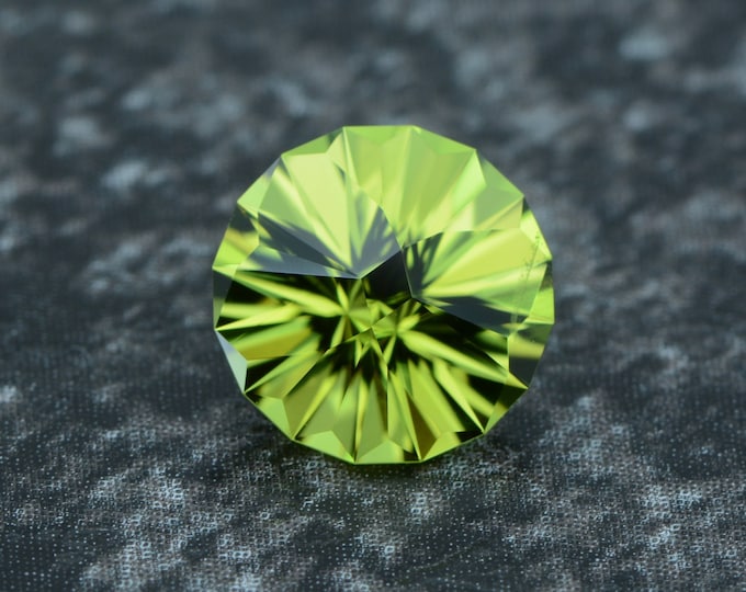Peridot 1.50 carat apple green from Pakistan untreated faceted, precision cut from Germany
