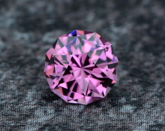 Umbalite garnet 0.97 carats, pink from Tanzania - untreated, faceted, precision cut in Germany